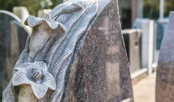 skulpturiniai dekoruoti paminklai